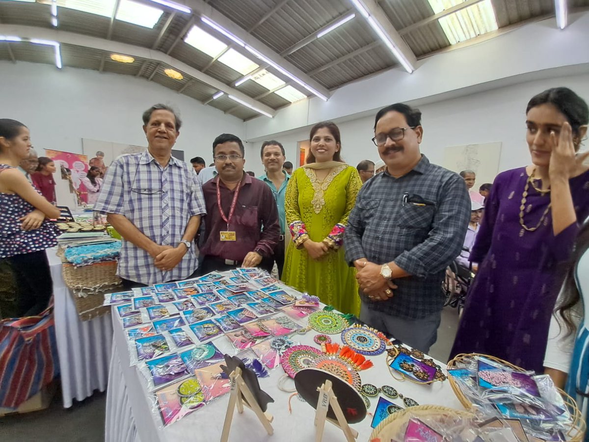 PrakashWKamatPK's tweet photo. At MoG Disability exhibition,with talented Deaf artist Sadiya Bandodkar's stall attracted a lot of attention. Introduced Sadiya to  Minister 4 Social Welfare Subhash Phaldesai,@discommgoa @grpawaskar.Others present: @avelinodesa, young artist Sneham with Autism,with Mum @swarnali https://t.co/YVMDy39CaX