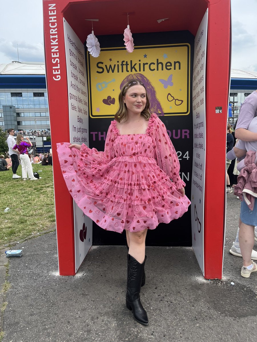 It’s been a long time coming but I finally made it to #ErasTourGelsenkirchen ✨