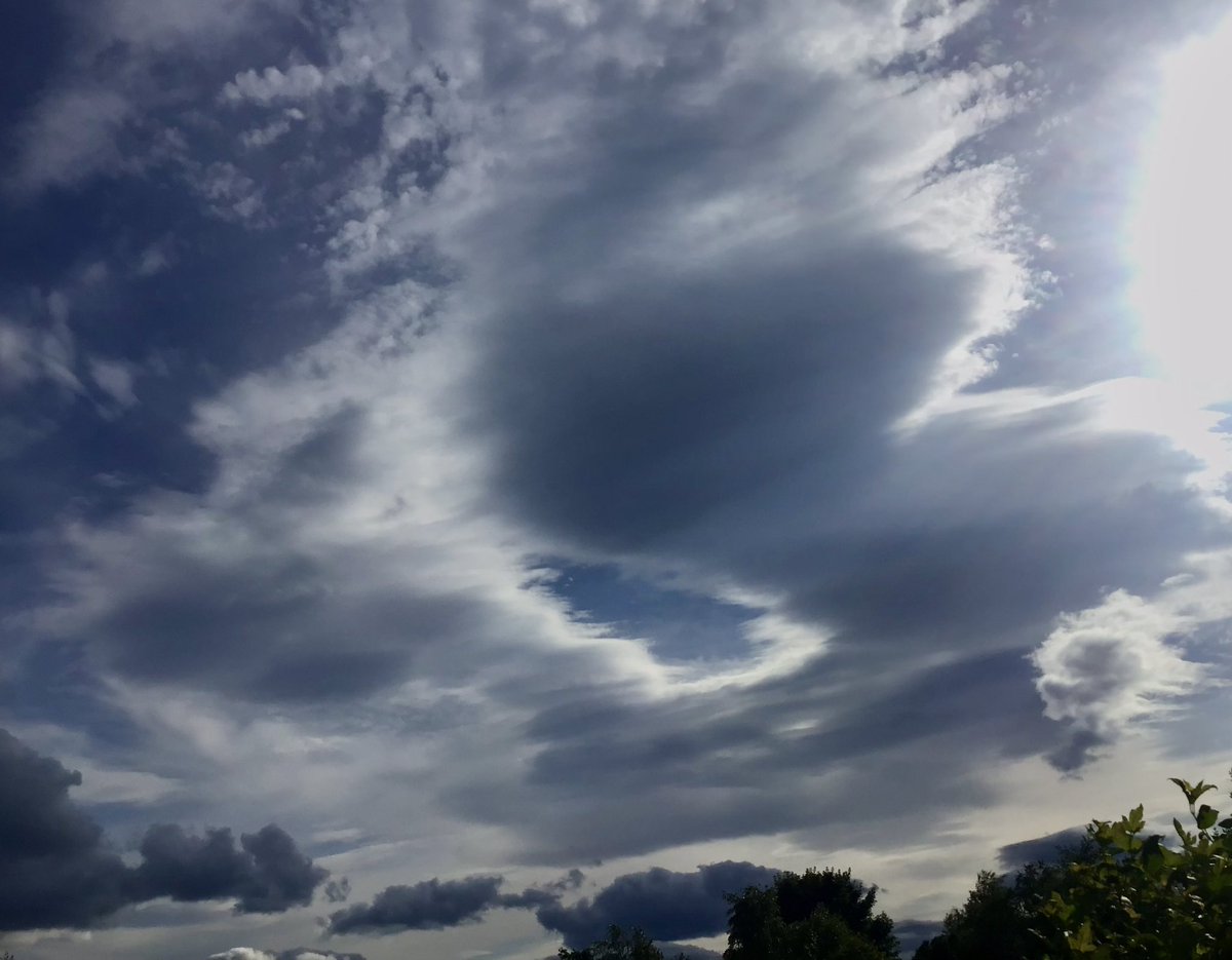 Fabulous Friday evening crazy cloudscapes over Inverness 

It’s a warm breezy 22°C 🌤️☀️🌤️ 💨 at 18:00hrs 

<a href="/metoffice/">Met Office</a> <a href="/CloudAppSoc/">Cloud Appreciation Society</a> #Scotland 
#StormHour #LoveUkWeather #ThePhotoHour