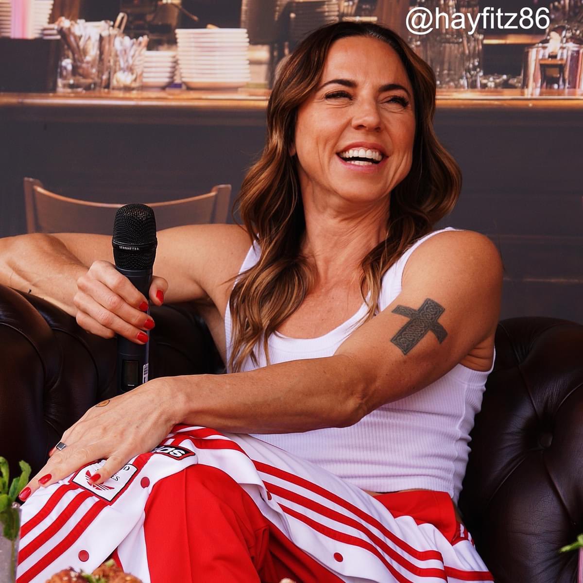 hayfitz's tweet photo. Here are my pix from my big camera of @melaniecmusic and @tvsandyclarke taking part in @rimmersimon 'Pod in the Park' podcast recording in Reigate last weekend, such fun! hope you like my pix :D #pubintheparkreigate #teamsporty 📸😃👌 https://t.co/4wkwORsXyS