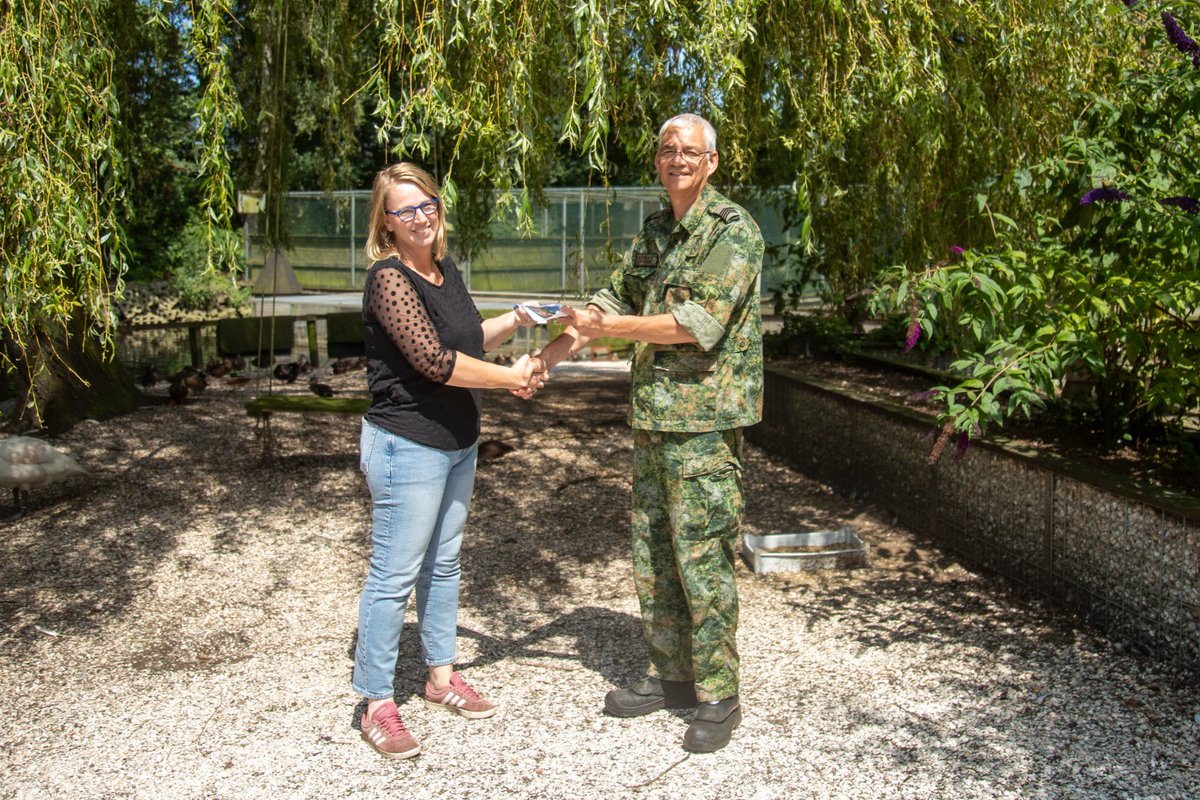 • Prachtige #donatie •
Henk Jan van Dijk, werkzaam bij de #Luchtmacht, besloot dat zijn pensioen #afscheidsfeest ook een feestje werd voor de dieren!Samen met de gasten verzamelde Henk Jan maarliefst €1000 euro!Hij kwam deze mooie #donatie persoonlijk overhandigen. #wildopvang