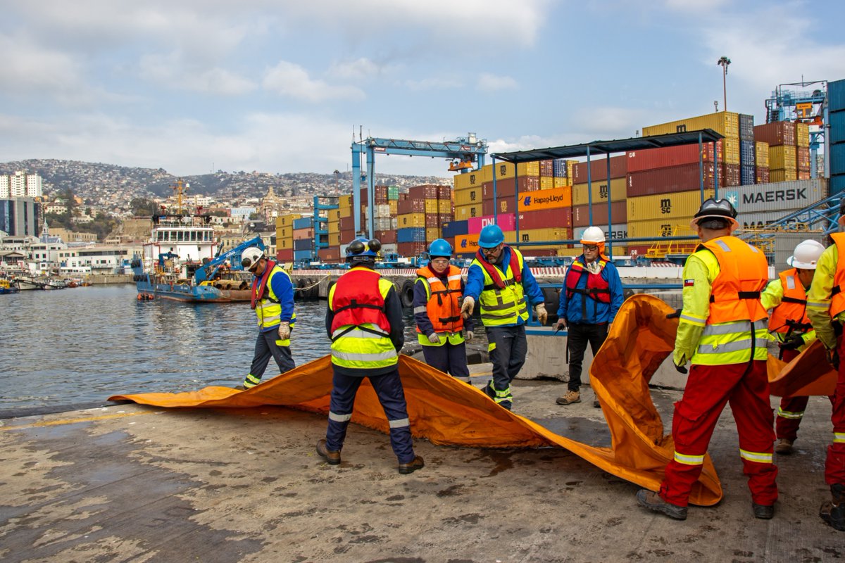 TPS_Valparaiso's tweet photo. Como parte de nuestro plan anual, realizamos un simulacro de derrame de hidrocarburos con el fin de probar nuestra capacidad y eficacia en la respuesta. 
✅ Conoce más en https://t.co/cFsFZB9ZDI

#Operativo #Seguridad #Medioambiente #valparaíso https://t.co/hKUO9tH8Nf