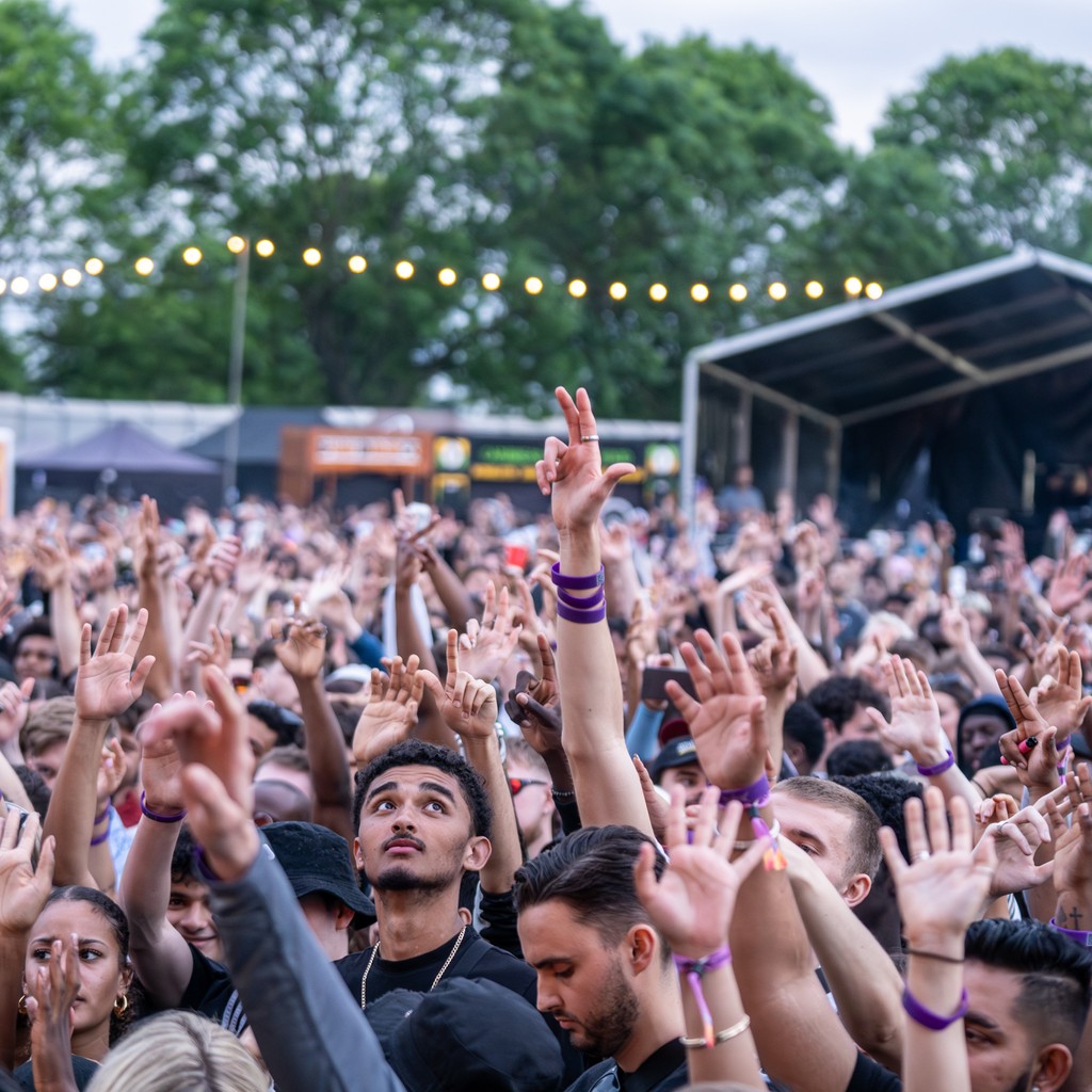 Do you know where gun fingers originate from? 🤔

Legendary ska/rocksteady DJ Duke Reid, a former Jamaican policeman, would fire shots in the air to control unruly crowds. This influenced the gun fingers gesture in dub, jungle and drum &amp; bass as a symbol of enjoying the music 🔫