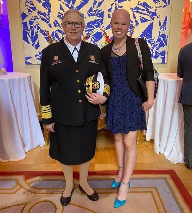 Lächerlich dieser Trump mit seinem Verband am Ohr.