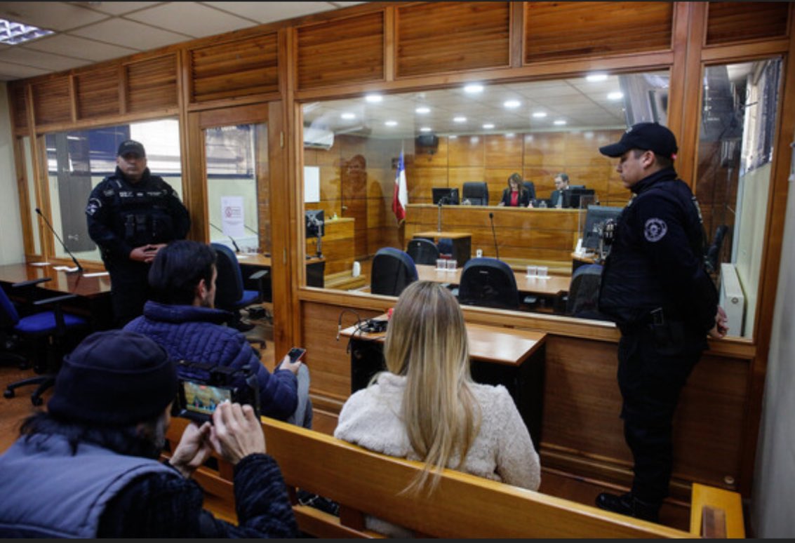 agenciaunochile's tweet photo. URGENTE: El Tribunal Oral de San Fernando condenó a Eduardo Macaya a 6 años de presidio efectivo como autor de dos abusos sexuales a niños.

El acusado no asistió presencialmente a la lectura de la sentencia y solo la vio y escuchó vía ZOOM.-

📸 © AgenciaUno/Diego Martin https://t.co/6VNOJXfCWj