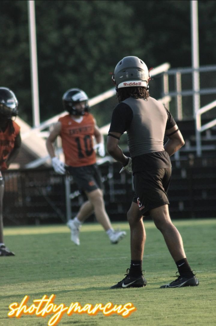 Jordan_Vanlier's tweet photo. 7on7 @ Ensworth

#sophmoreyear #eastnashvillefootball https://t.co/HduKQLzJF6