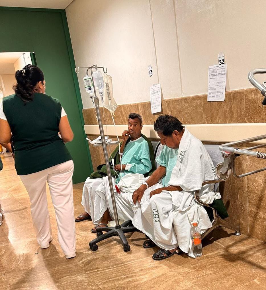 JAIMEFARIAS1's tweet photo. Derechohabientes y familiares del @IMSS_BIENESTAR en #Chetumal 
denuncian que se tienen que quedar en incómodas bancas y sillas de los pasillos, al no haber camas disponibles. Además, el hospital no cuenta con medicamentos básicos, por lo que tienen que salír a comprarlos y muchos de ellos no tienen posibilidad económica para hacerlo. @zoerobledo @SSalud_mx