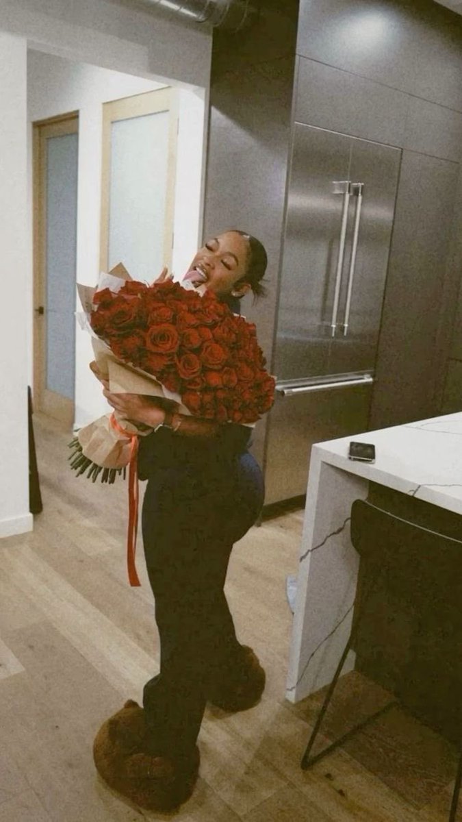 cngdooskio's tweet photo. Give her lil spoiled azz some roses just because. https://t.co/vcSDMwLD9k