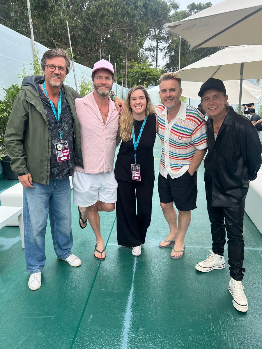 umusicpt's tweet photo. Pela primeira vez em Portugal e pouco antes de subirem ao palco do #MEOMarésVivas, os #TakeThat receberam a equipa da #UniversalMusicPortugal com a simpatia que sempre lhes conhecemos. Bem-vindos, rapazes. E bom concerto! ❤️🇵🇹 https://t.co/hK62EAA9Qq