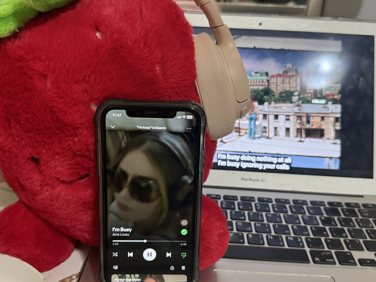 CIGONMYBREATH's tweet photo. a very busy girl🍓 #ImBusyOutNow https://t.co/Nrs3HNZ6jp