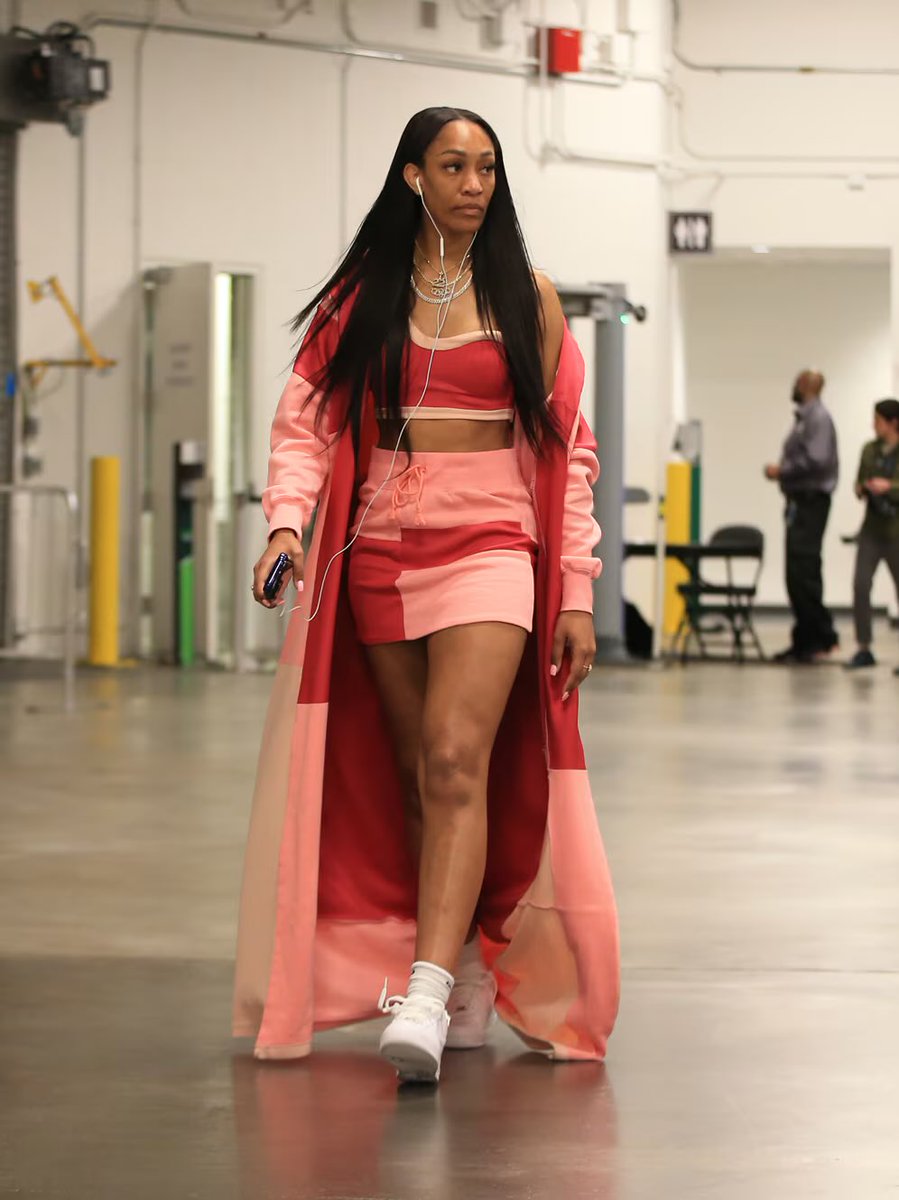 MrAcord1's tweet photo. I’m a die hard fan of my girl @_ajawilson22 the BEST WNBA player,and my squad @LVAces🙌Her style,her mind frame,her dominance &amp; skill on the court🙌💯She is the truth,Cute as she wanna be😍🙌.She’s🔥 🔥🔥 #DaBaddest #22 #AjaWilson #LVAces #LetsGetThis3rd💍 #LetsssGoooAja!! https://t.co/Ja3RgAcg0D