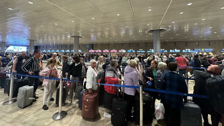 soupalestina's tweet photo. 🇮🇱🏴‍☠️🛫 Centenas de colonos israelenses lotaram o Aeroporto de Tel Aviv, após ataque mortal de drones pelo Iêmen na cidade de Yaffa ocupada.

Começou a temporada dos europeus meterem o pé e voltarem para suas origens. https://t.co/hHkuCBhfGP