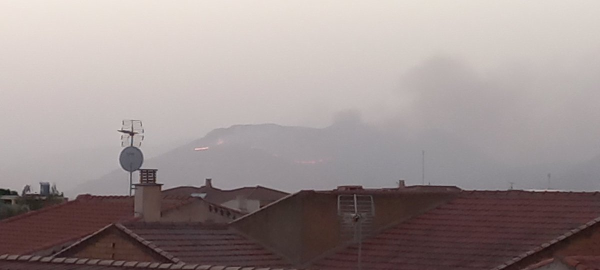 MarioPertinez's tweet photo. #ULTIMAHORA , Arde en estos momentos un monte de Granada cerca de Atarfe y no parece q a nadie le importe mucho , ¿donde están los hidroaviones? https://t.co/yxEfiVQRO6