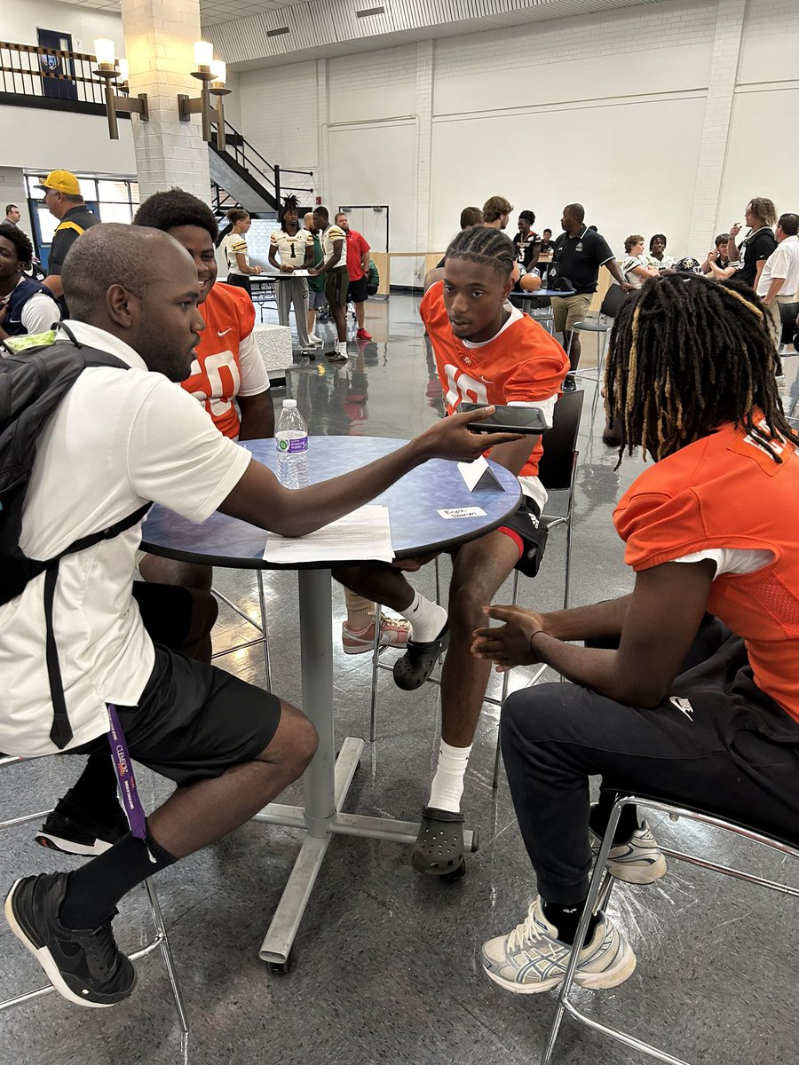 Thank you to <a href="/PrepRedzoneSC/">Prep Redzone South Carolina</a> for inviting us for media day! We appreciate you highlighting some of our players! <a href="/Tavaruskelly/">Tavarus</a> <a href="/BrycePeterson0/">Bryce Peterson</a> <a href="/JykeviusJohnson/">Jykevius Johnson</a> represented us well! #GoVols