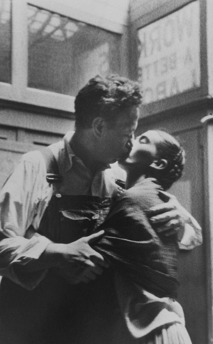 PDNBGallery's tweet photo. Lucienne Bloch (1909 – 1990), b. Geneva, Switzerland

Her #photographs are currently featured in our #exhibition, Portraits of #Frida. 

#LucienneBloch:
Frida Biting Her Necklace, 1933
Frida and Diego Kissing, 1933
Frida at the Barbizon Plaza Hotel, 1931

#FridaKahlo #pdnbgallery https://t.co/qsEnADAILn
