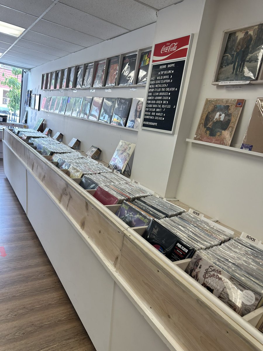 RSDCanada's tweet photo. Today we’re rockin #RecordStoreCorner at Huntsville, ON’s @therecordshoppe! Beautiful store with crate digs of your dreams. Love the staff, too! So stop in today and let them know that #RSDC sent ya. #huntsvilleontario #huntsvilleon #records #vinyl #music #ontario #vinylrecords https://t.co/ciq4OgWaQL