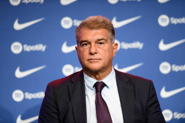 AdriRM33's tweet photo. 🗣️ Florentino Pérez tras ganar la 15: "Tenemos que seguir trabajando para ganar la 16."

🗣️ Laporta tras hacer un nadaplete: "Tenemos 48 Champions."

ETERNAS DIFERENCIAS 😂😎 https://t.co/UPYAa1AlVa