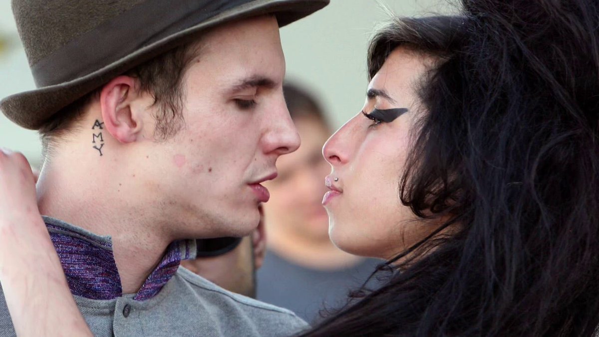 Cuando te enteras que Amy Winehouse tenía que pagarle a su ex marido Blake Fielder, una suma de 242 dólares cada vez que quería besarlo, porque de otra forma el no lo hacía, te das cuenta de la clase de persona que era ese tipo y se te rompe un poquito más el corazón por Amy+