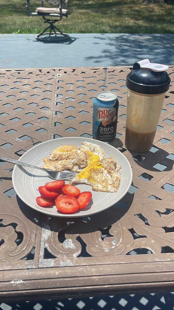 JanielDones8x's tweet photo. “B-But Janiel it’s 1:18 PM you can’t eat breakfast! Put those eggs away it’s lunch time! Coffee too- way too late! And a Zero Sugar Creamy Coconut Doctor Pepper! You can’t do that!”
Shut up haters I can do whatever I want it’s #guyobamasummer https://t.co/oSvPanTNlr