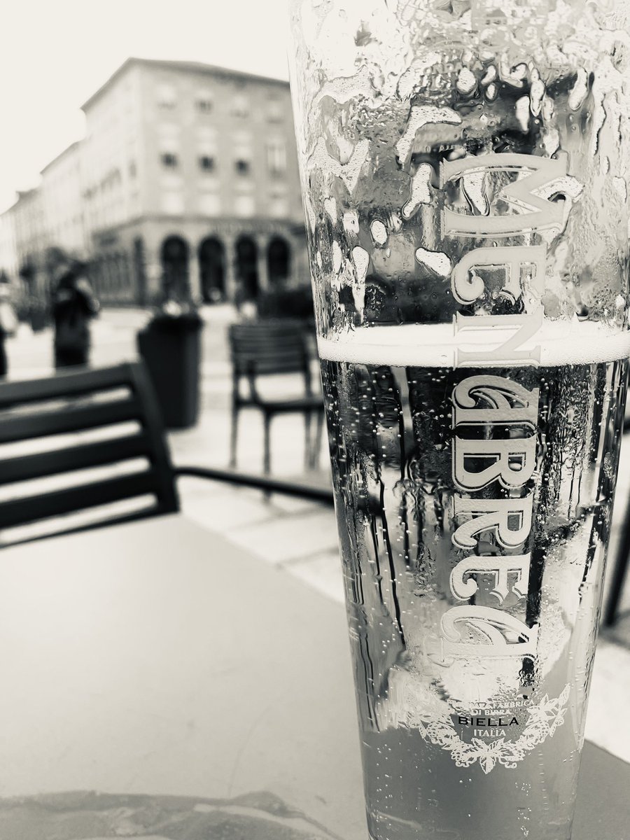 OttoChio77's tweet photo. Ryanair Milan to Manchester flight cancelled due to some global outage. What are you gonna do? https://t.co/7BAM3W92Qz