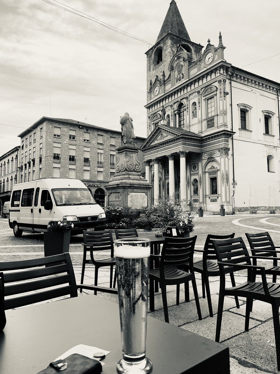 OttoChio77's tweet photo. Ryanair Milan to Manchester flight cancelled due to some global outage. What are you gonna do? https://t.co/7BAM3W92Qz