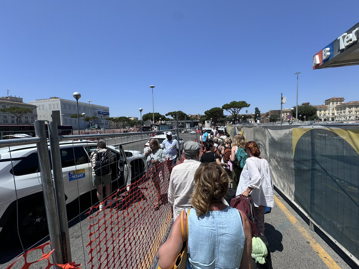 Quindi a Roma aspettiamo i taxi sotto il sole cocente, il puzzo di piscio, gli accattoni e con il solito gruppo di furbetti (tassisti) che fregando i propri colleghi si prendono le corse migliori (“scusi lei dove deve andare…”).
<a href="/gualtierieurope/">Roberto Gualtieri</a> ! Povera Italia.