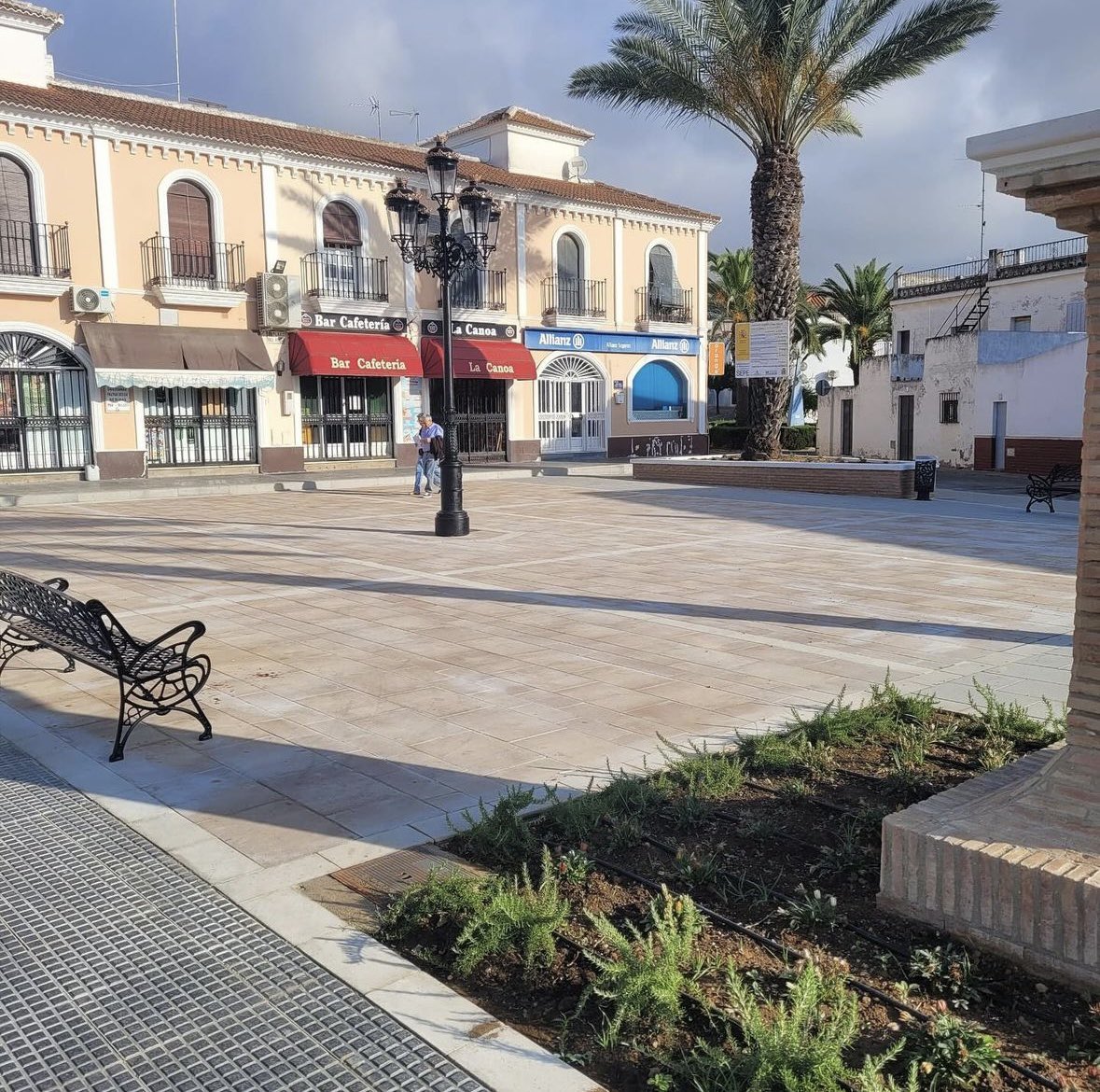 Pavigesa's tweet photo. Remodelación de Plaza Virgen del Rocío en la localidad de Trigueros (Huelva). 

#SomosLaBasedetuCiudad.  #pavinature https://t.co/pxf8HLhQdj