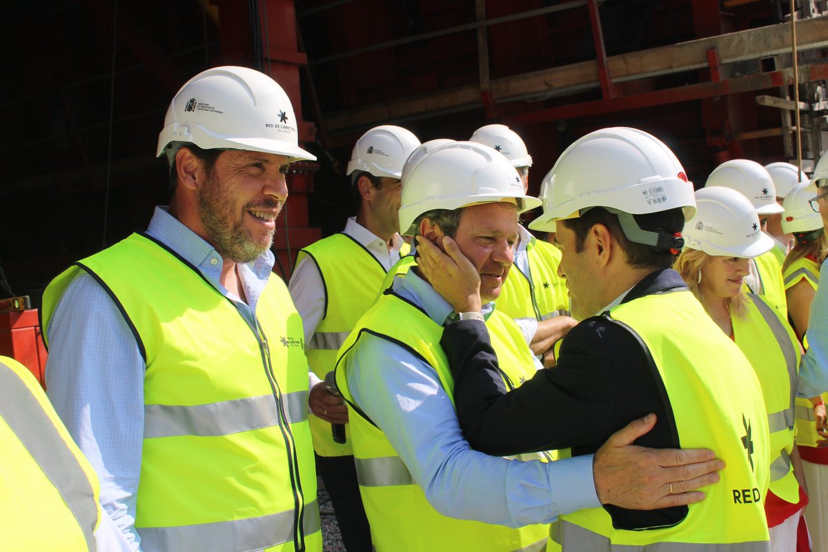 pedro_casares's tweet photo. Visitamos con el ministro @oscar_puente_ las obras del nudo de #Torrelavega, que están ya ejecutadas al 80% y son una de las mayores obras públicas en nuestra tierra.

Con @sanchezcastejon todos los proyectos en #Cantabria avanzan y se hacen realidad. De las palabras a la acción. https://t.co/WhkcZIlz8V