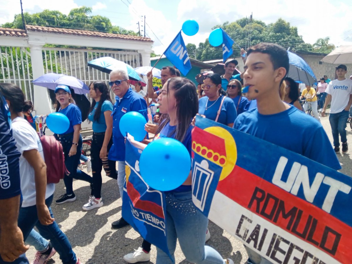 CojedesUNT1's tweet photo. Pdte. @VillanuevaUNT acompañó hoy #19Jul a la estructura del municipio #RomuloGallegos a una gran concentración con la unidad para la juramentación de los comandos que van a ser garantes del triunfo de nuestro candidato @EdmundoGU a tan sólo 9 días. https://t.co/TsQZIaBzGS