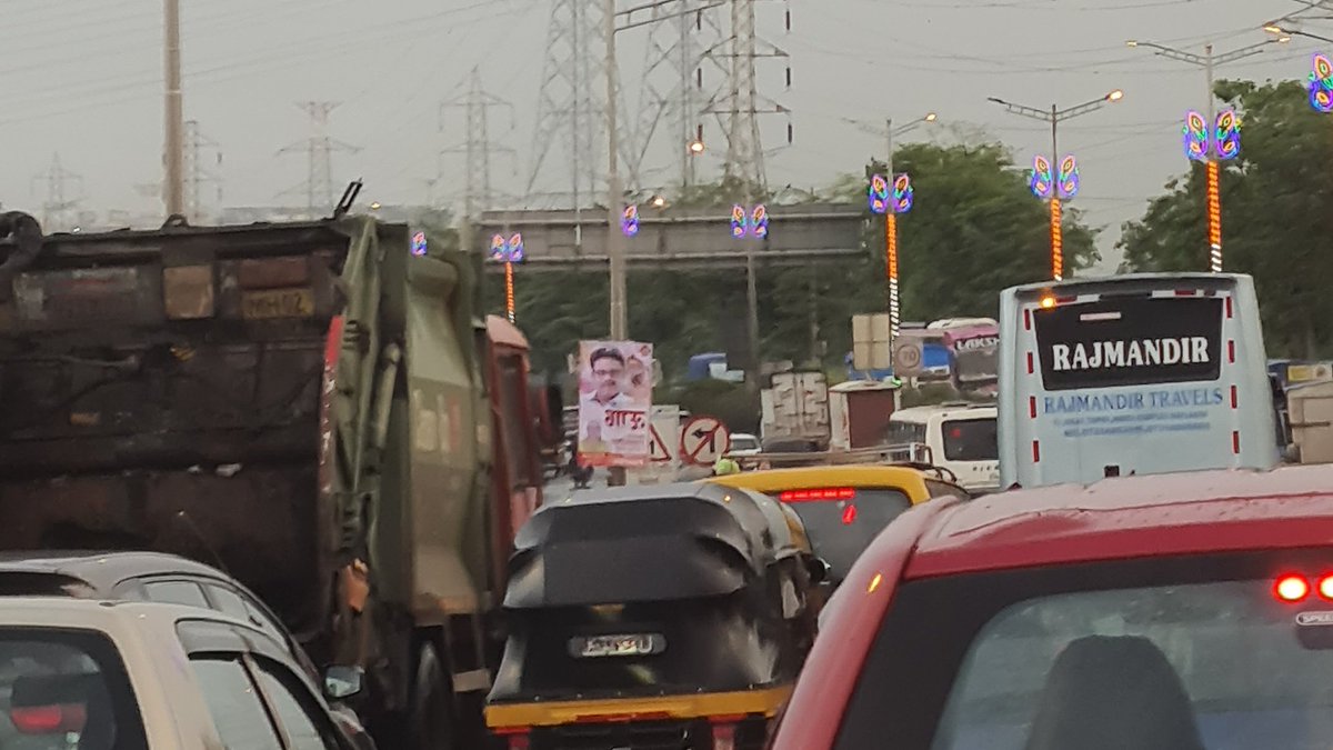 shaileshdhar's tweet photo. DAY5!
During Peak traffic hours these interstate buses are allowed to ply  inside the City.

Maximum City!

Maximum Traffic!

Minimum Consideration! #mumbaitraffic #MumbaiPolice
@CMOMaharashtra @CPMumbaiPolice @ThaneCityPolice @mybmc @TMCaTweetAway @MTPHereToHelp @ThaneTraffic https://t.co/0yyAPobwgA