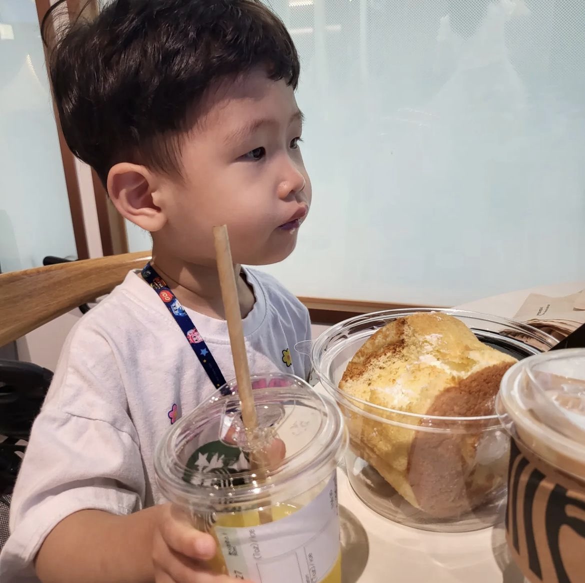 ccconvers's tweet photo. 3時のおやつに息子くんお気に入りのスタバに行きました。
ケーキは息子くんの顔と同じくらいの大きさかな。 https://t.co/HGJQ562fXx