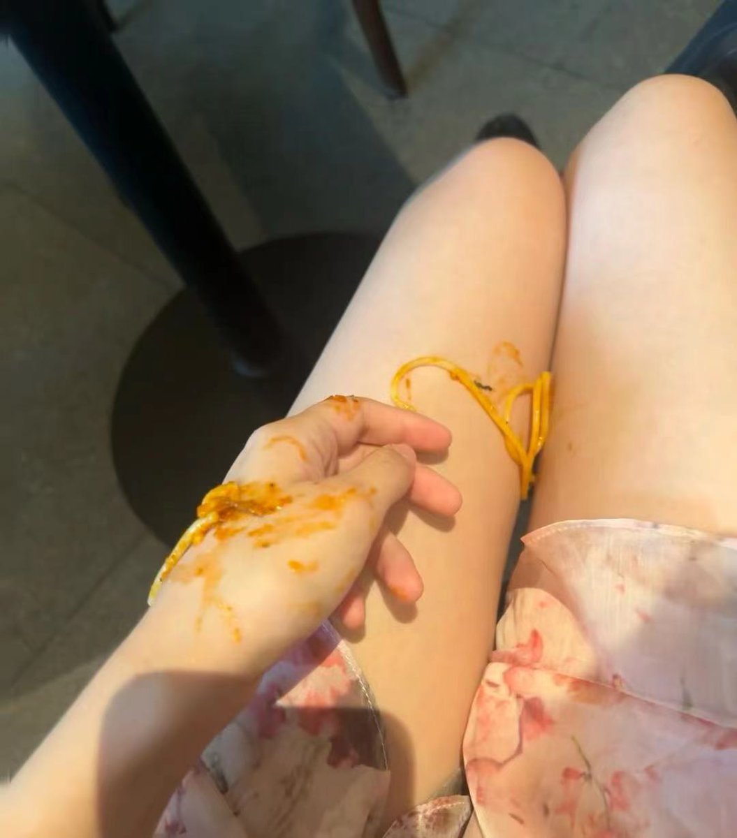 吃飯都能吃到自己身上
這麼笨的小欣會有人要嗎 https://t.co/C2iwu0dYG2