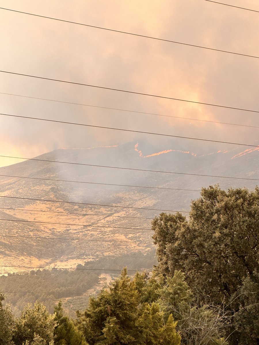 Como cada verano, vuelve a arder sierra elvira #atarfe #incendio #IncendioForestal #infoca