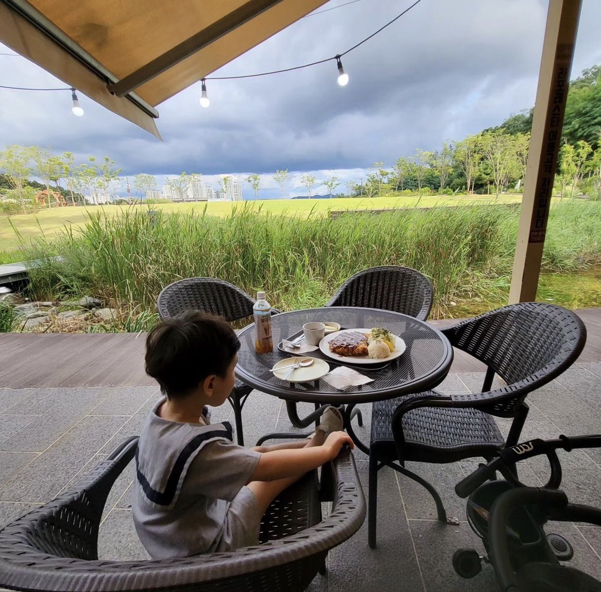 ccconvers's tweet photo. 外でランチしました。
雨降らなくてよかった。
それにしても、よく食べてくれる。

この後、遊び疲れて寝てました。 https://t.co/eHMRAzWFNs