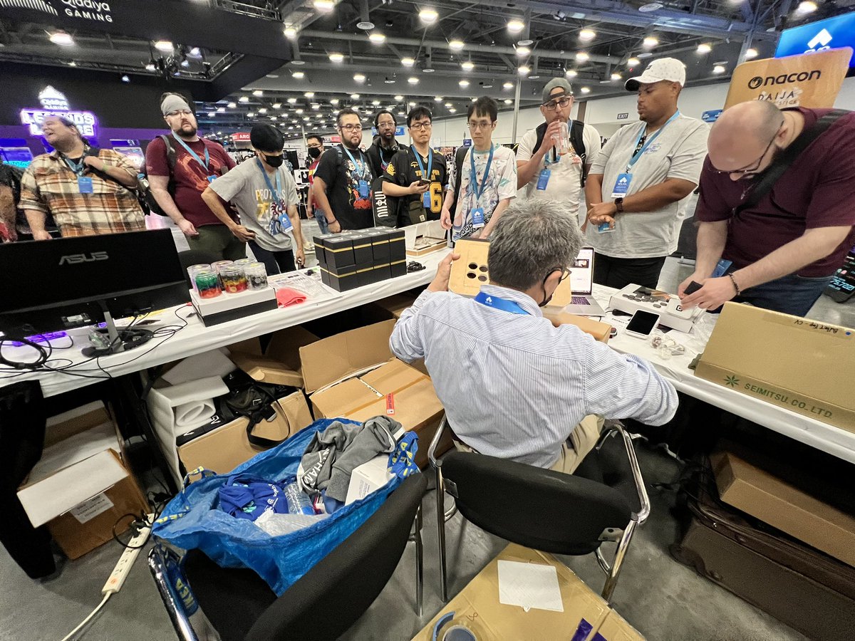 goldenlever's tweet photo. Thank you for waiting in line since opening 🙇🏻♂️, #LVLabc sold out, only 5 #LVLwasd left. #VM6R only 3left. Please come @attasa booth if you plan to get one. https://t.co/KsDnG5RxYu