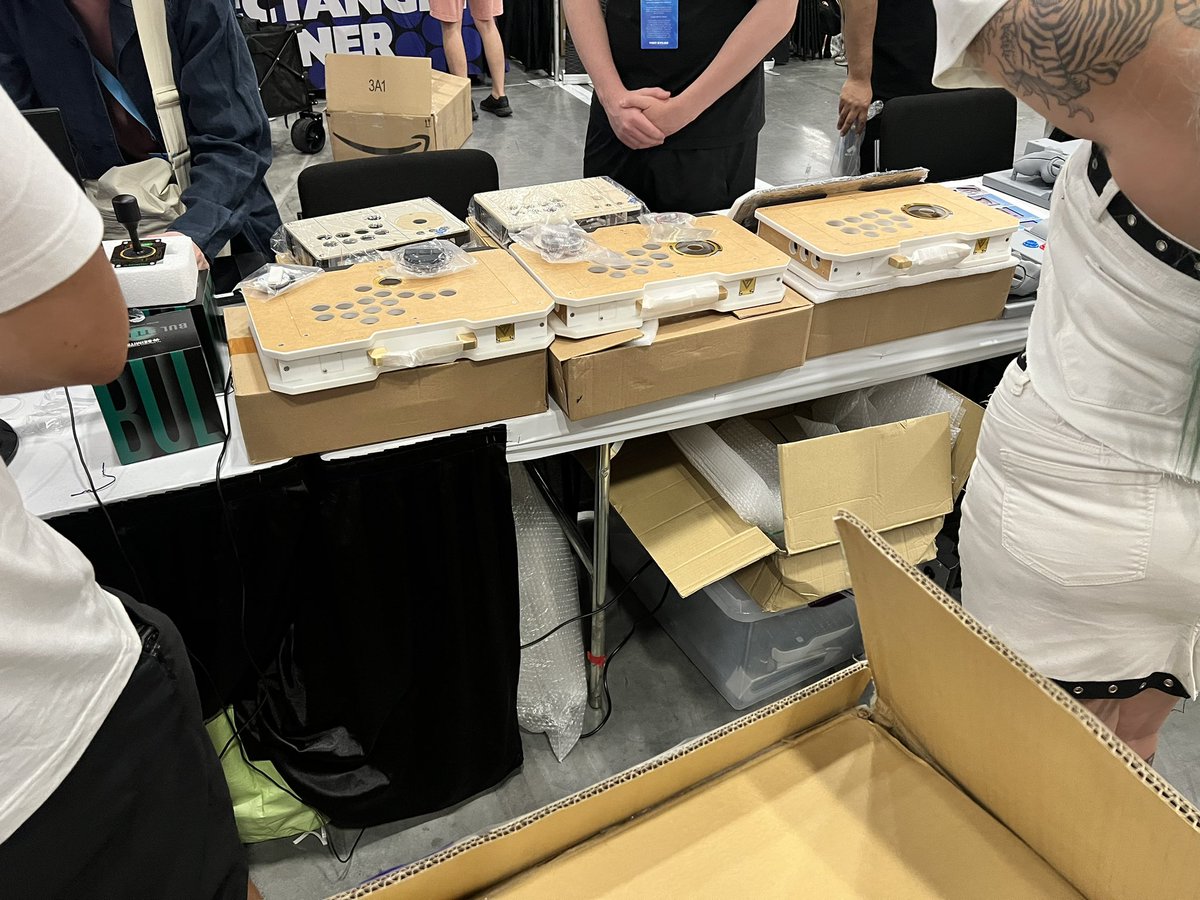 goldenlever's tweet photo. Thank you for waiting in line since opening 🙇🏻♂️, #LVLabc sold out, only 5 #LVLwasd left. #VM6R only 3left. Please come @attasa booth if you plan to get one. https://t.co/KsDnG5RxYu