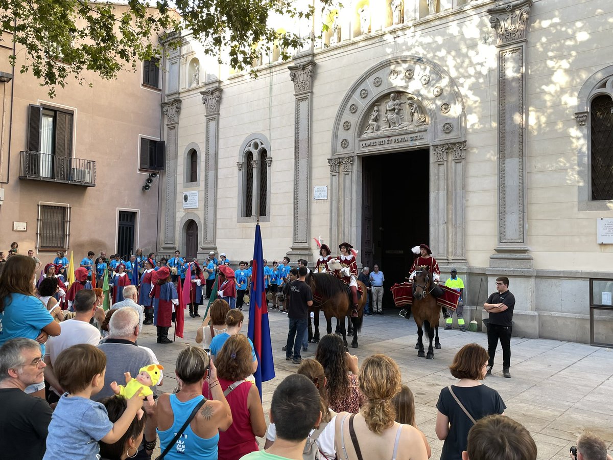 lessantesmataro's tweet photo. @DBotePaz L'Herald ja ha fet la primera #Proclama davant l'Ajuntament i la comitiva inicia el recorregut.
Les altres proclames de #lessantes seran a la plaça de Santa Maria, a la Plaça Xica i a la plaça de Sant Anna https://t.co/rU6hm49RoR