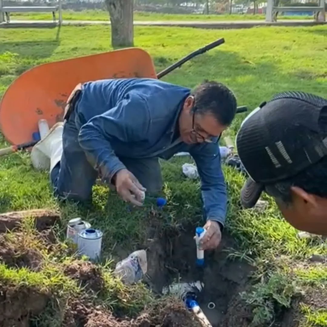 💧Personal de Espacios Públicos realiza reparación de fuga en la red hidráulica del Bosque Urbano 🌳 

Trabajamos diariamente para mantener las áreas verdes en las mejores condiciones 🌱

#TorreónSiemprePuede 💪