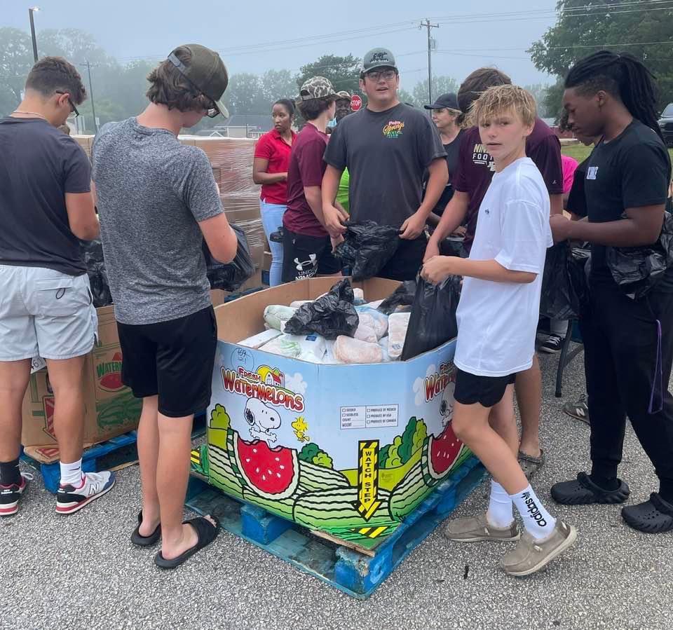 Shout out to our football players and Coach Booker who helped with the food drive this morning in our community! These players continue to give back to those who support them! #R2W #ResetFocusFinish