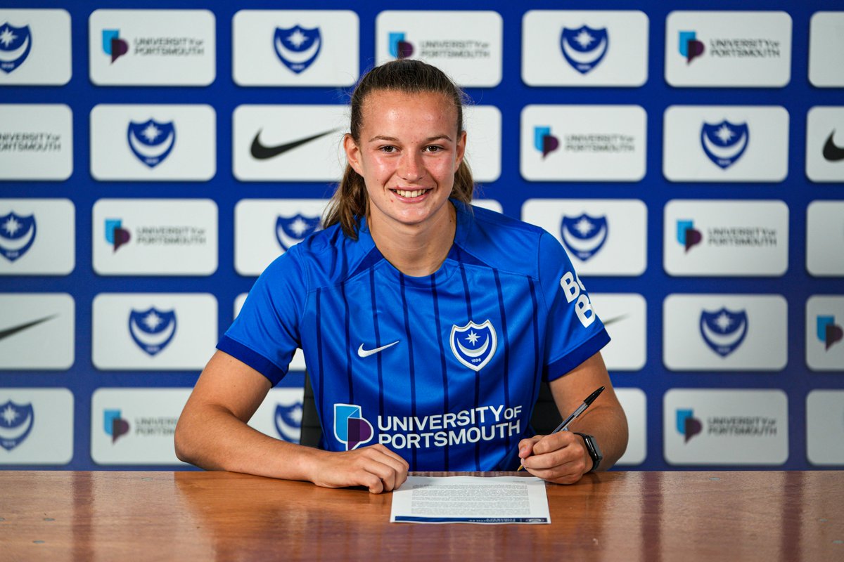 All smiles. 😊🖊️

#Pompey