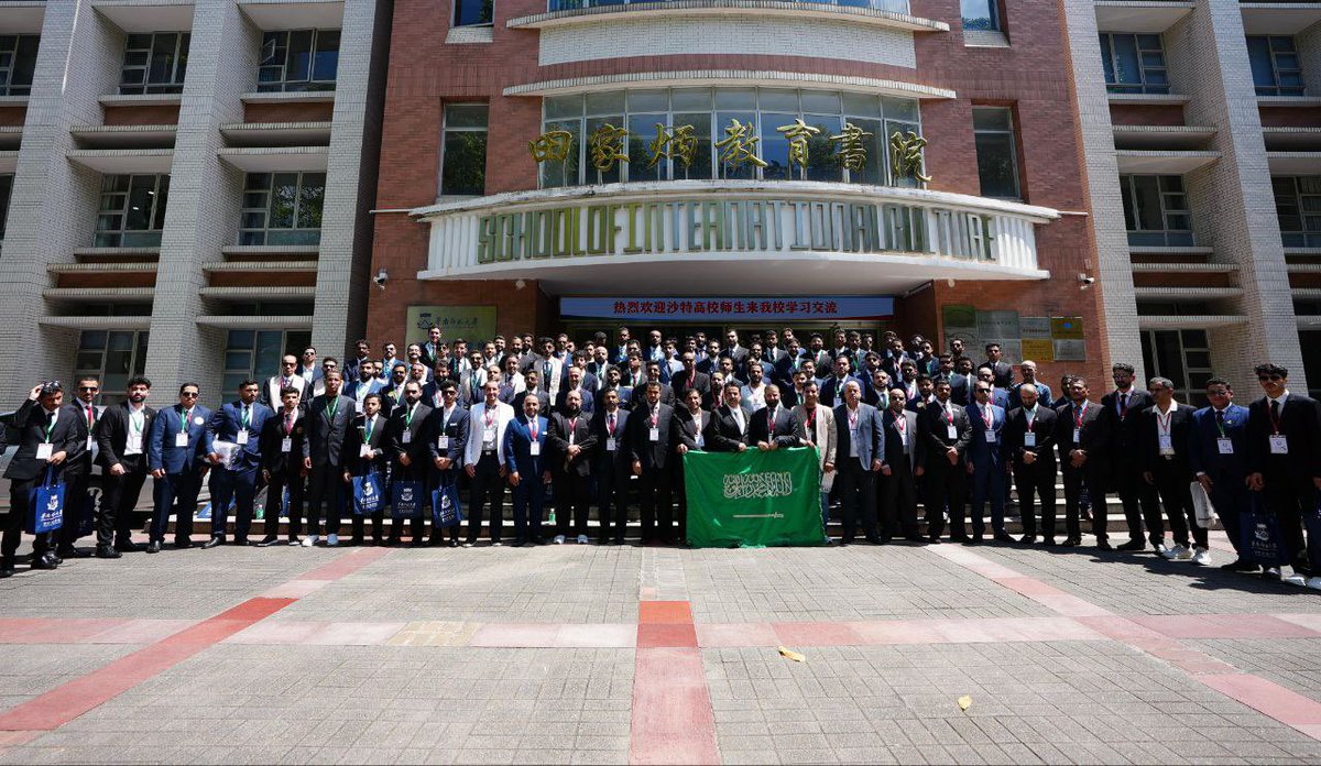 A31R8's tweet photo. سعدت بتمثيل وطني المملكة العربية السعودية🇸🇦 و #جامعة_الملك_فيصل في الزيارة الدولية إلى جمهورية الصين الشعبية🇨🇳، وذلك ضمن إطار التبادل العلمي والثقافي الدولي.
وقد تنوع جدول الأعمال ما بين الزيارات الرسمية والثقافية والسياحية، وقد كان أبرزها هو تلبية
#كفو_في_الصين 
#بالصين_اجتمعنا https://t.co/VGJIXgFIss