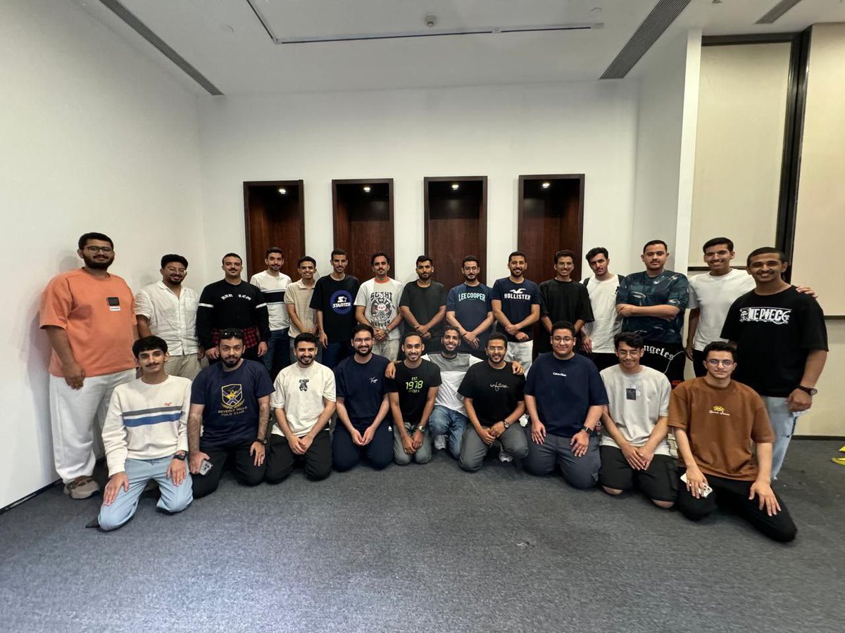 A31R8's tweet photo. الشكر لله سبحانه على كرمه في أن جعلنا نتميز ونحقق هذه المنجزات في ختام المسيرة الجامعية، ثم لجامعة الملك فيصل ممثلة برئيسها سعادة د. مهنا الدلامي، وعميد شؤون الطلاب د. محمد السبيعي وفريق عمله.
والشكر موصول للأخوة الذين تشرفت معهم بتمثيل الجامعة، ومن اكتسبت معرفتهم أثناء الرحلة. https://t.co/wZudxewizn