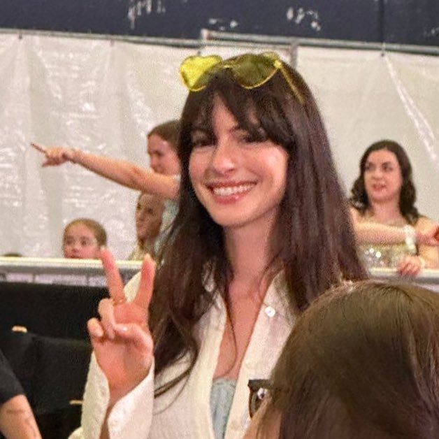 tswifterastour's tweet image. 🚨| Anne Hathaway is attending today&apos;s show of Taylor Swift&apos;s &apos;The Eras Tour&apos;! #GelsenkirchenTSTheErasTour