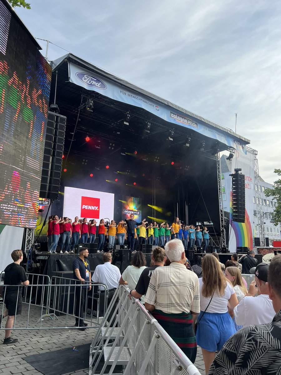 Birnstab's tweet image. 23.000 Idioten haben unterschrieben, dass der Jugendchor St. Stephan nicht am #Colognepride teilnimmt.

Tja, sie sind da. 🌈