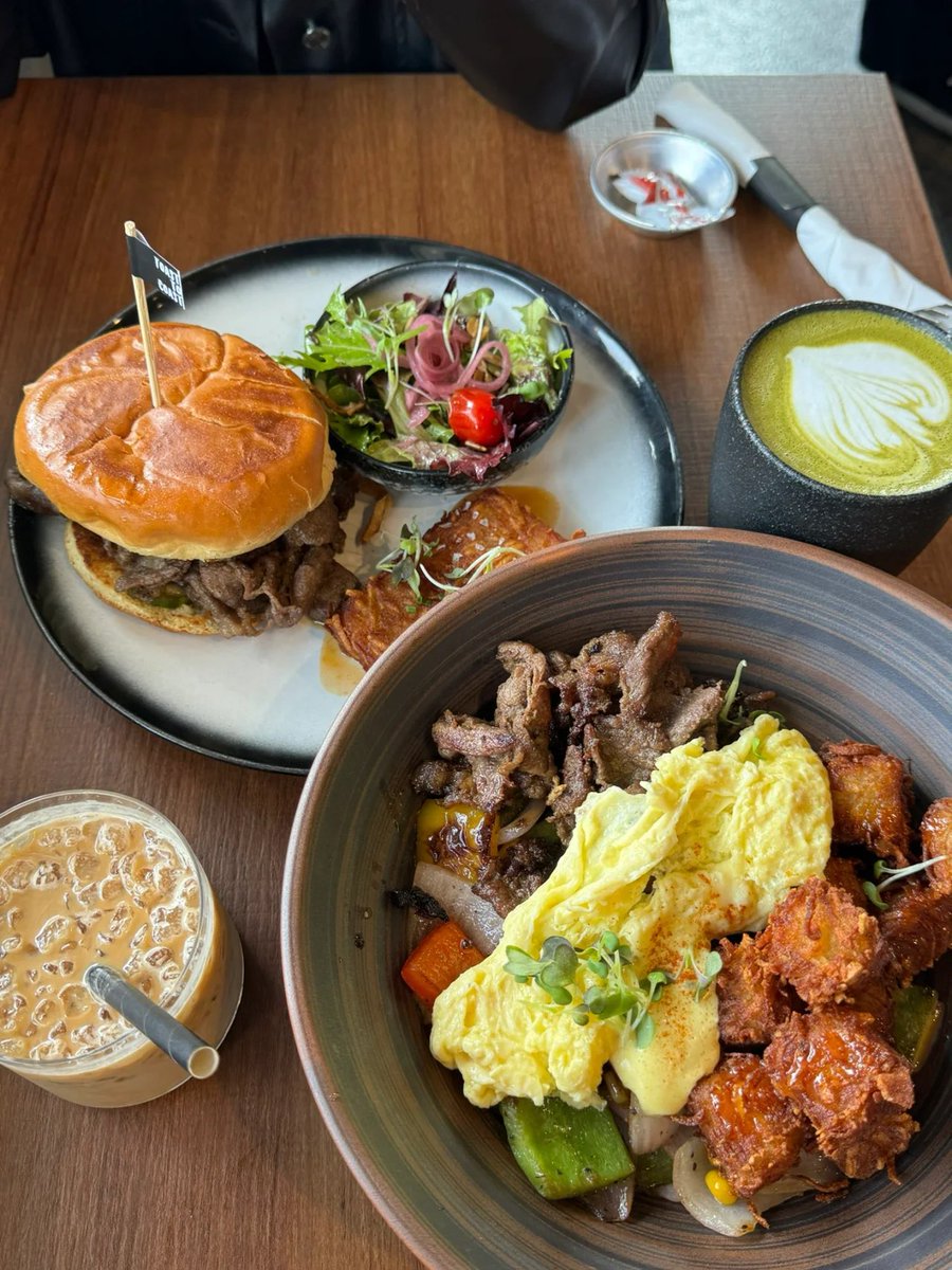 Korean food you can eat early in the morning in Vancouver
We ordered the Korean Bowl and the Hokey Pokey Bulgogi Burger
Personally, The hazelnut latte didn't taste very good; It has a very nutty flavor and the matcha latte is a classic.
Overall, I will try this shop again😝