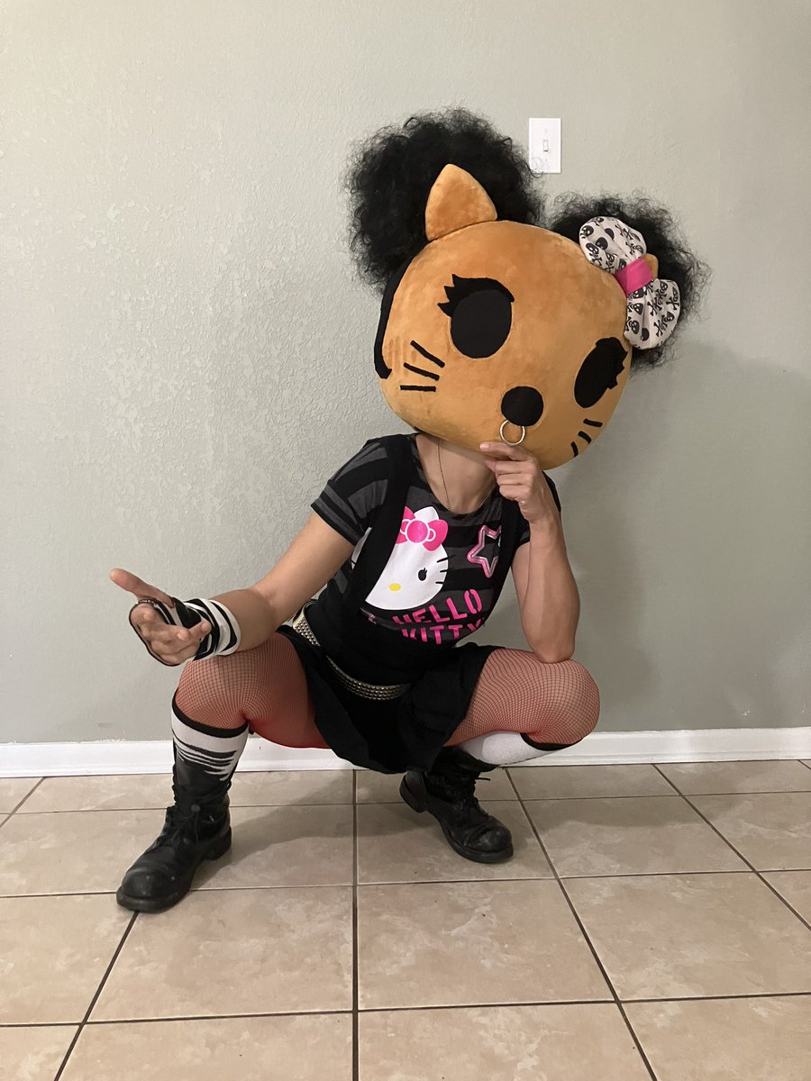 MiaChavi's tweet photo. YO! Kitty! #hellokitty #hellokittycore #miachavigeekery #afrokitty #hellokittycosplay #hellokittycostume #fursuitmaker #costumedesigner #cosplayer #costumeartist #blackartist #blackgirlartist #handdesigned #commissionsopen #blackownedbusiness #personalizable #magnets #adjustable https://t.co/FKn8bYoGrB