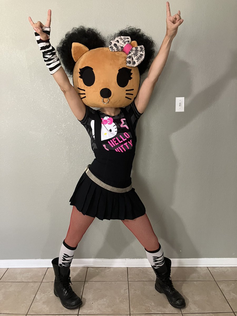 MiaChavi's tweet photo. YO! Kitty! #hellokitty #hellokittycore #miachavigeekery #afrokitty #hellokittycosplay #hellokittycostume #fursuitmaker #costumedesigner #cosplayer #costumeartist #blackartist #blackgirlartist #handdesigned #commissionsopen #blackownedbusiness #personalizable #magnets #adjustable https://t.co/FKn8bYoGrB