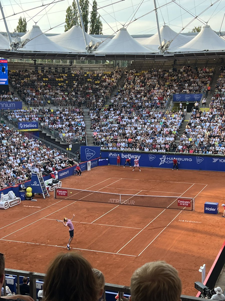 crackr's tweet photo. Immer wieder schön auf dem Centre Court der Welt 😁 #Rothenbaum #Hamburg #HamburgOpen #ATP #Tennis #Zverev https://t.co/LpqoqcNfzX