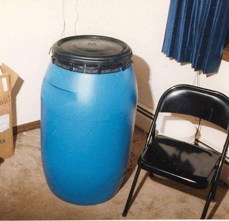 fasc1nate's tweet photo. When Milwaukee police stormed Jeffrey Dahmer's apartment in 1991, they saw this suspicious 57-gallon drum sitting in the corner of his bedroom — and noticed the overpowering odor emanating from it.   

When they looked inside, they found three dismembered human torsos dissolving in an acid solution.   

A more detailed search of the home revealed four severed heads in the kitchen, seven skulls in the bedroom and closet, and two human hearts in the fridge.
