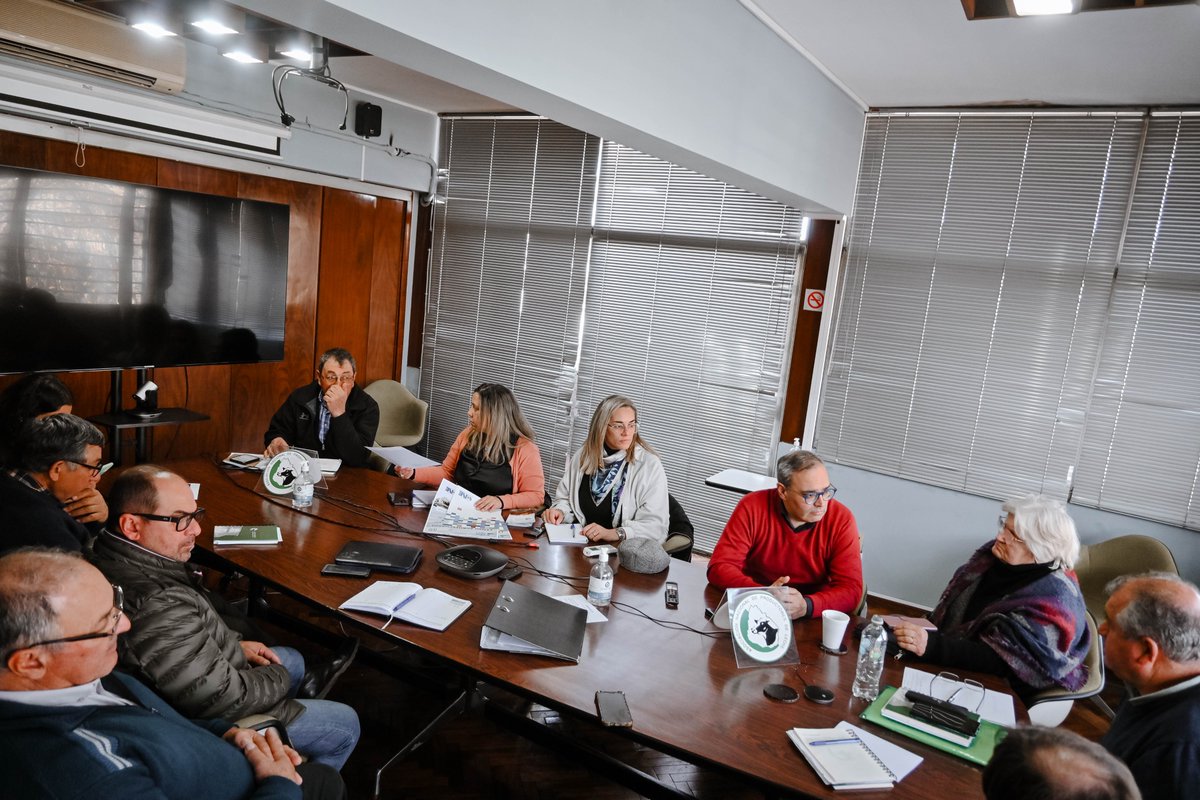 ine_uruguay's tweet photo. La directiva de la Asociación Nacional de Productores de Leche recibió al director del INE @DiegoAboal2 para informar sobre el Censo Agropecuario, abordar consultas y fortalecer la colaboración. Agradecemos a @anpl_uy su colaboración. 
https://t.co/fe5aYCQhYH -08001908 https://t.co/iyAbtdpvsN